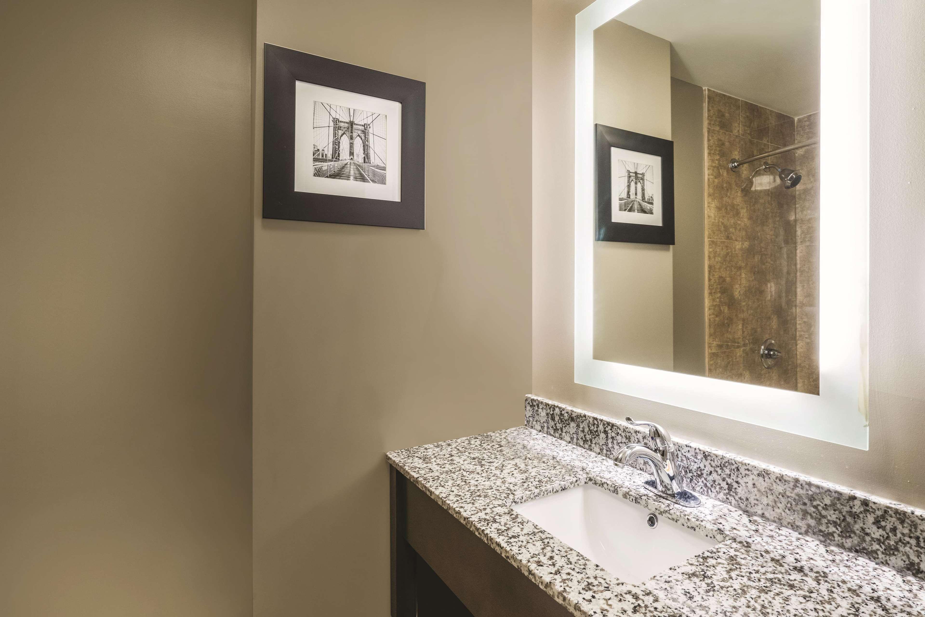 La Quinta By Wyndham Brooklyn Central New York Exterior photo