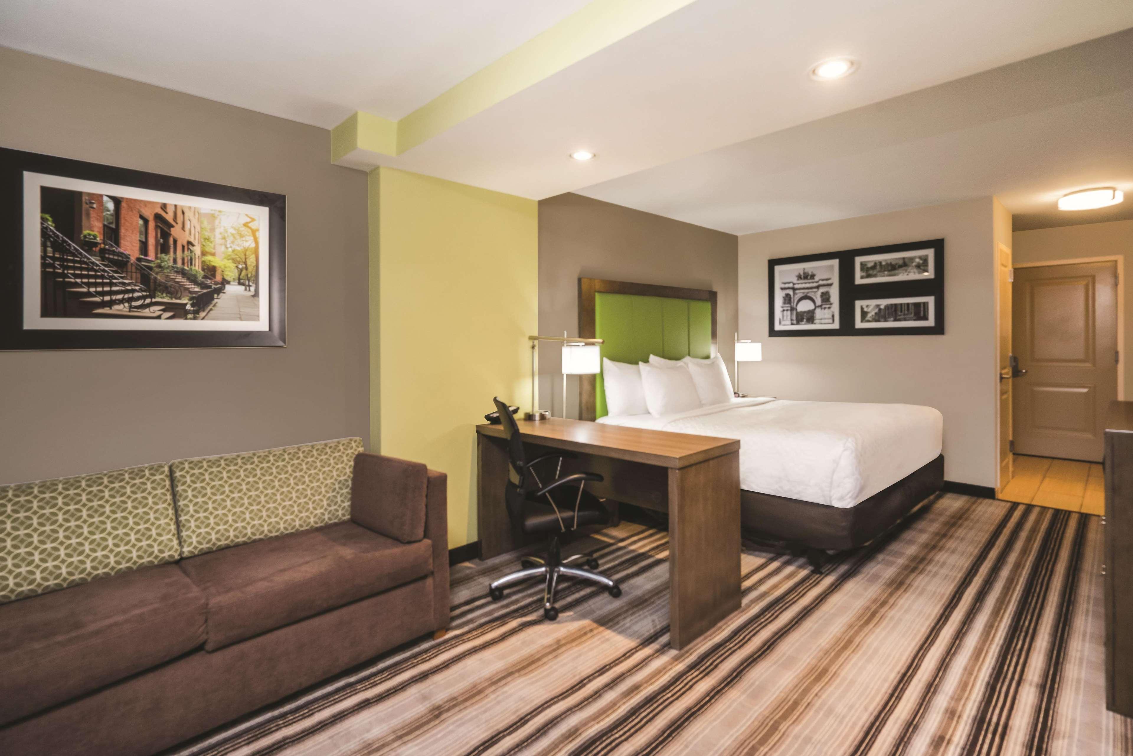 La Quinta By Wyndham Brooklyn Central New York Exterior photo