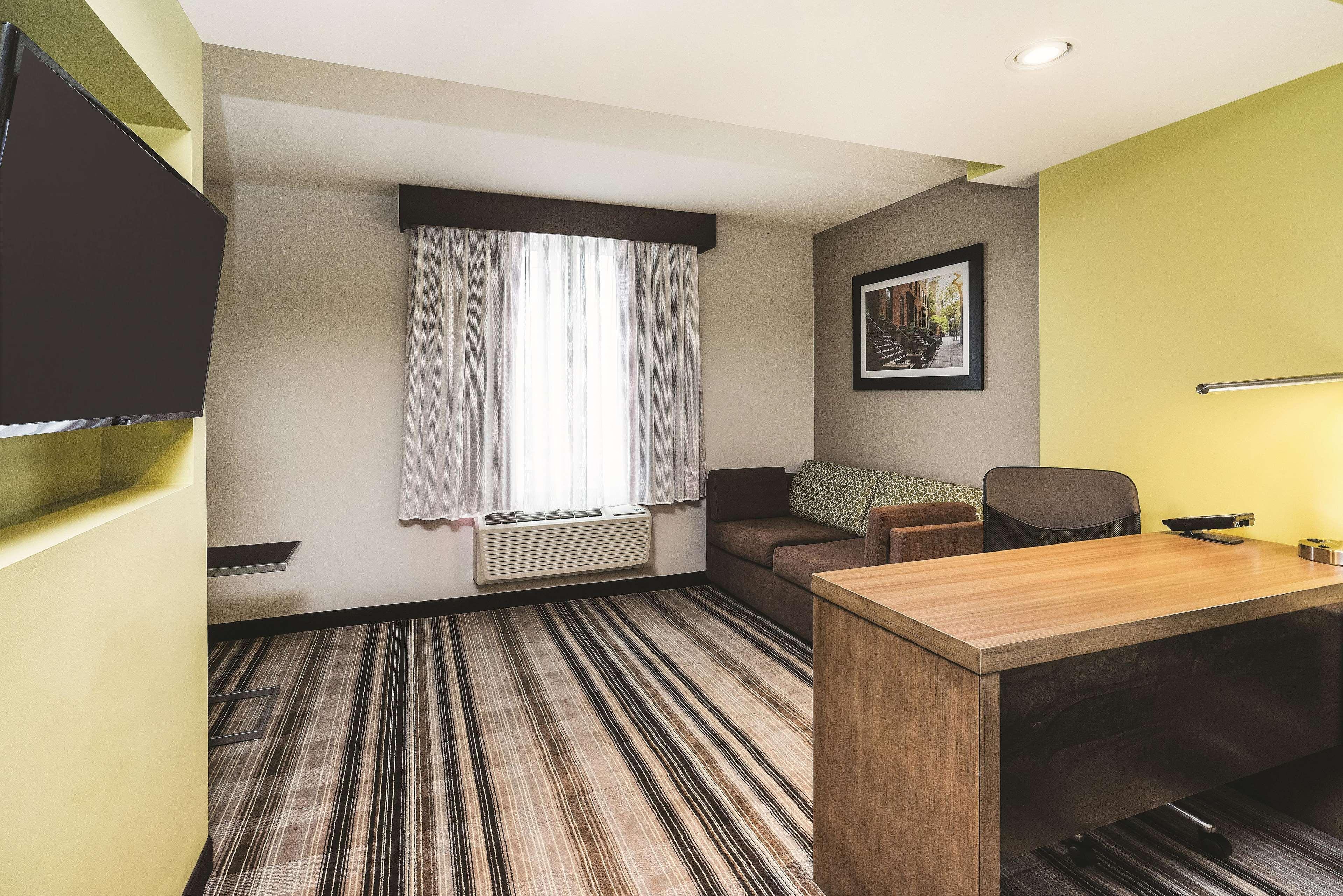 La Quinta By Wyndham Brooklyn Central New York Exterior photo