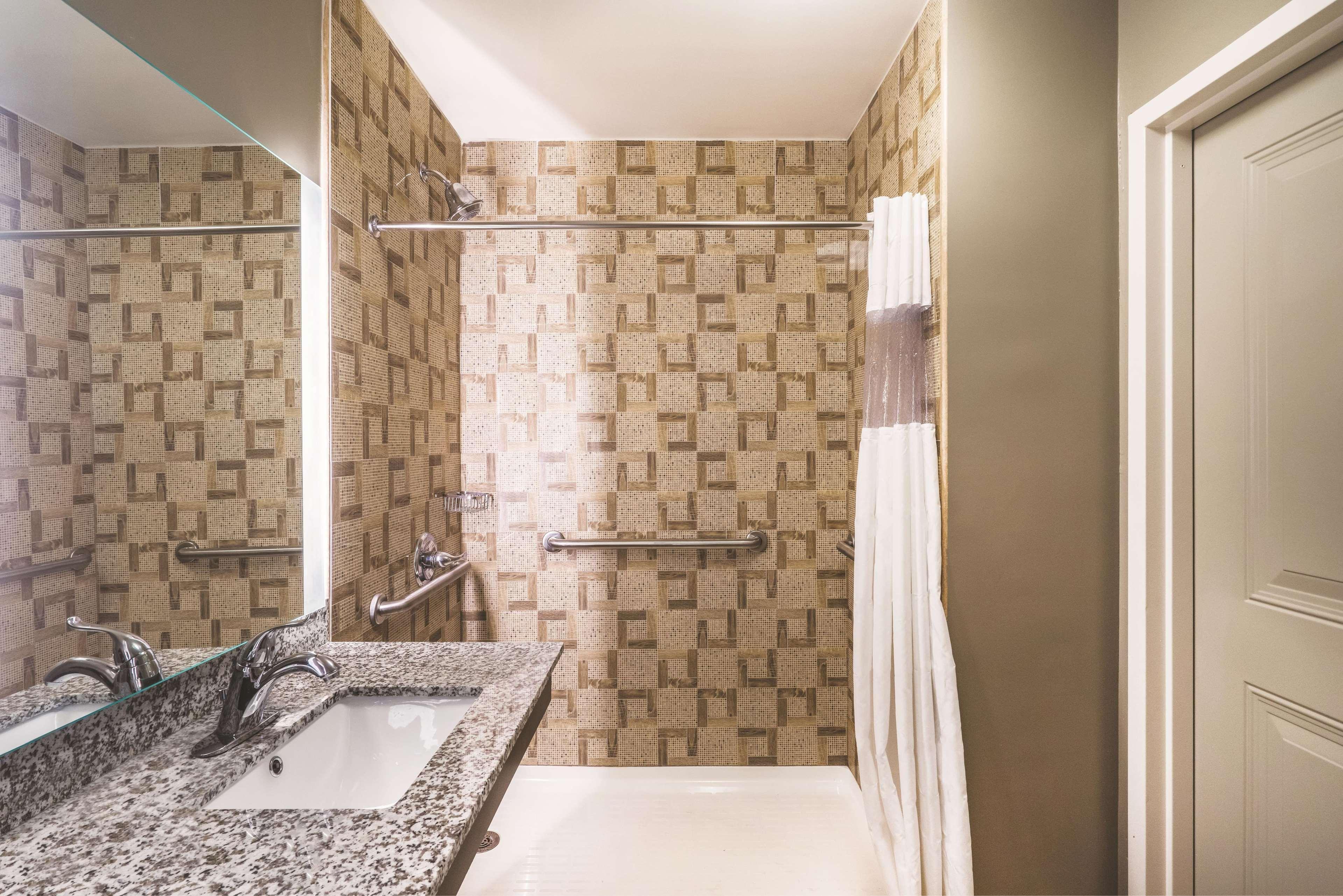 La Quinta By Wyndham Brooklyn Central New York Exterior photo
