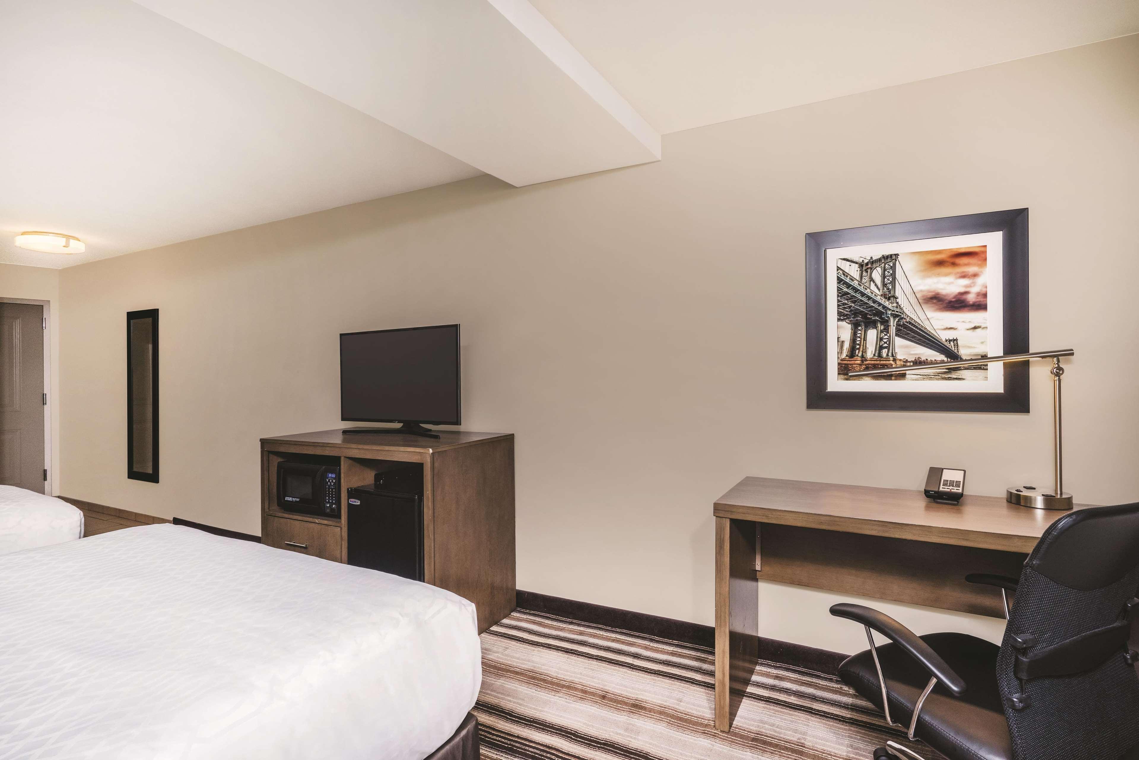 La Quinta By Wyndham Brooklyn Central New York Exterior photo
