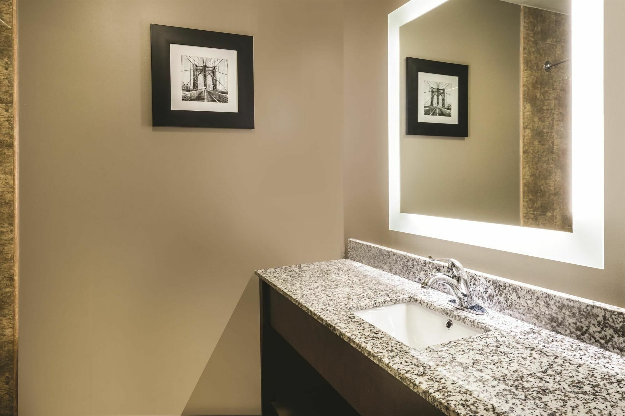 La Quinta By Wyndham Brooklyn Central New York Exterior photo